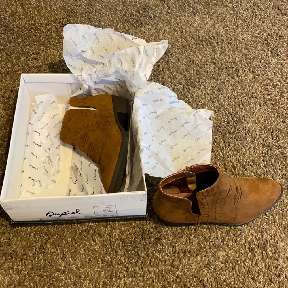 Selling this boutique dress shoes size 8